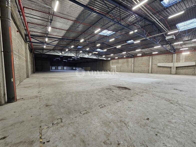 Office in Pantin to rent - Building Photo - Image 2 of 11