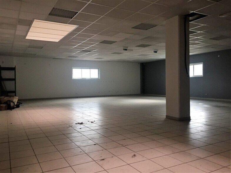 Retail in Gémenos to rent - Interior Photo - Image 2 of 9