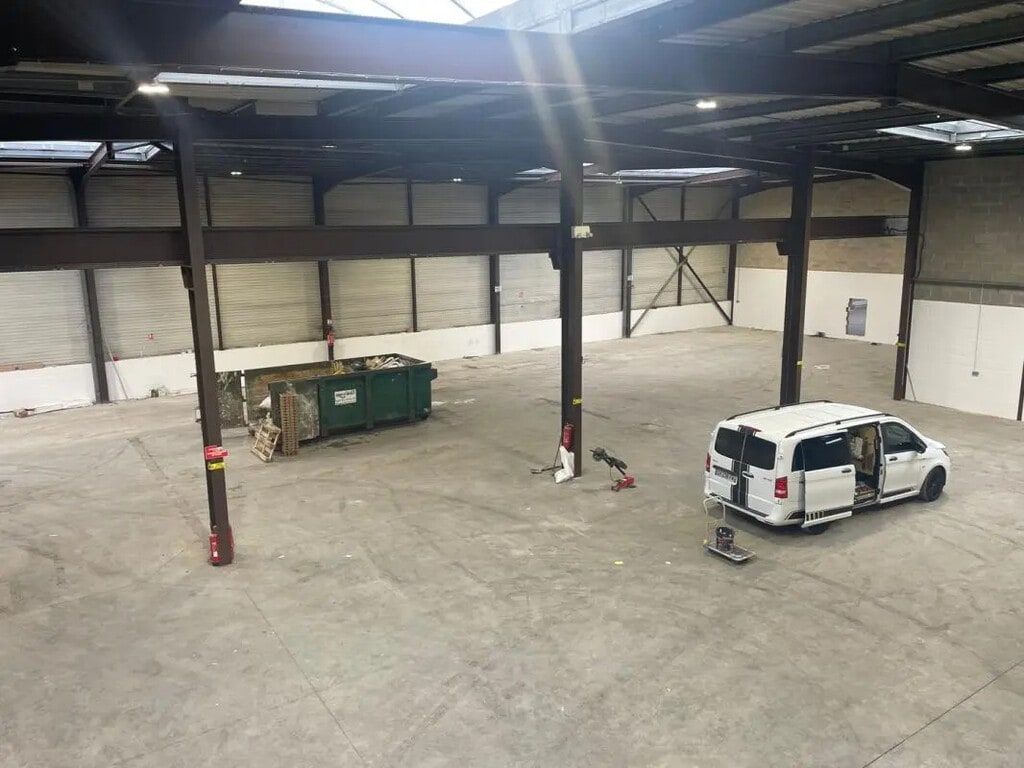Location Entrepôt 1 293 m² - Photo 1