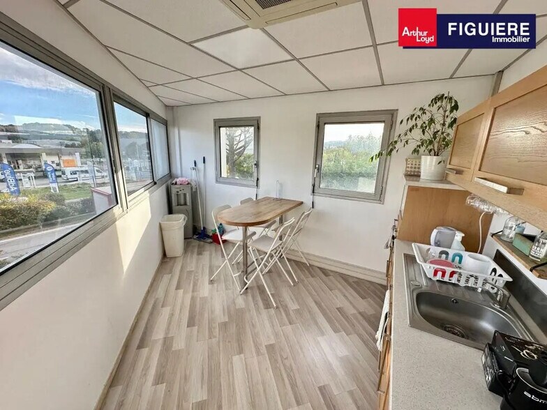 115 Rue Claude Nicolas Ledoux, Aix-en-Provence to rent - Interior Photo - Image 3 of 8