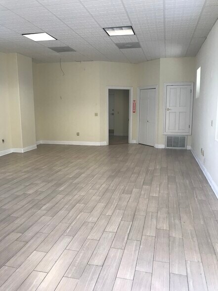 9 W Blount St, Pensacola, FL for rent - Building Photo - Image 3 of 12