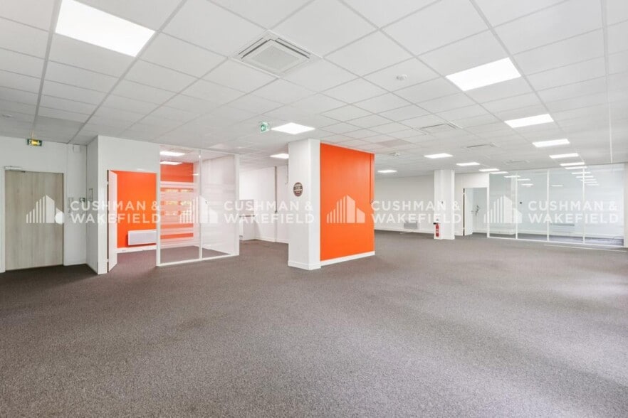 Office in Levallois-Perret to rent - Building Photo - Image 3 of 10