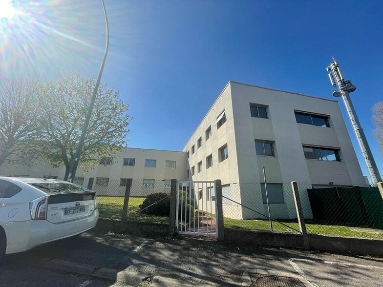4 Rue Des Frères Lumière, Plaisir to rent - Building Photo - Image 3 of 5