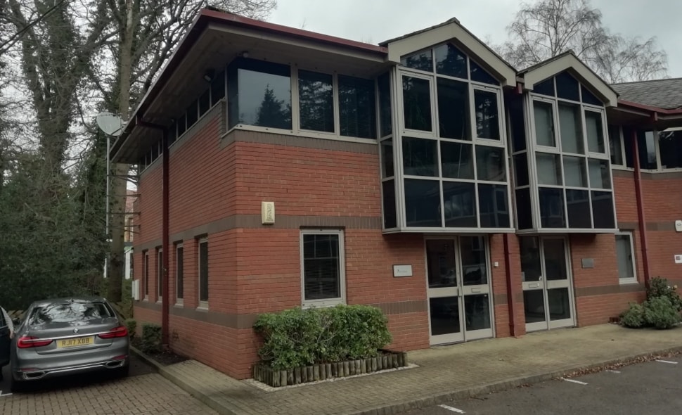 Dukes Ride, Crowthorne to rent Building Photo- Image 1 of 7