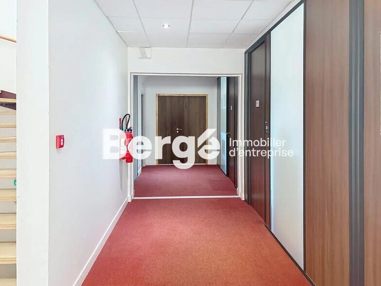 Office in Valbonne to rent - Interior Photo - Image 2 of 8