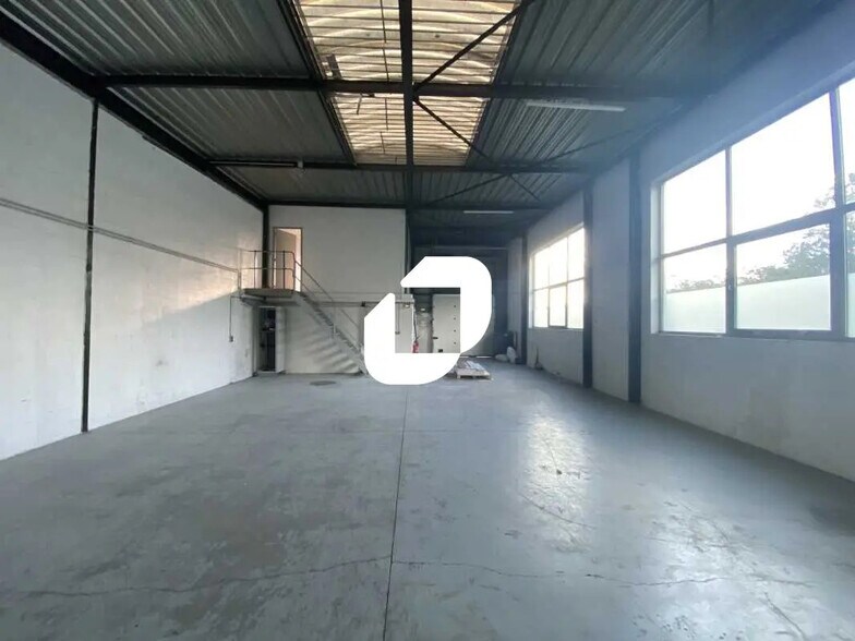 Light Industrial in SAINT-OUEN-L'AUMONE to rent - Interior Photo - Image 2 of 8