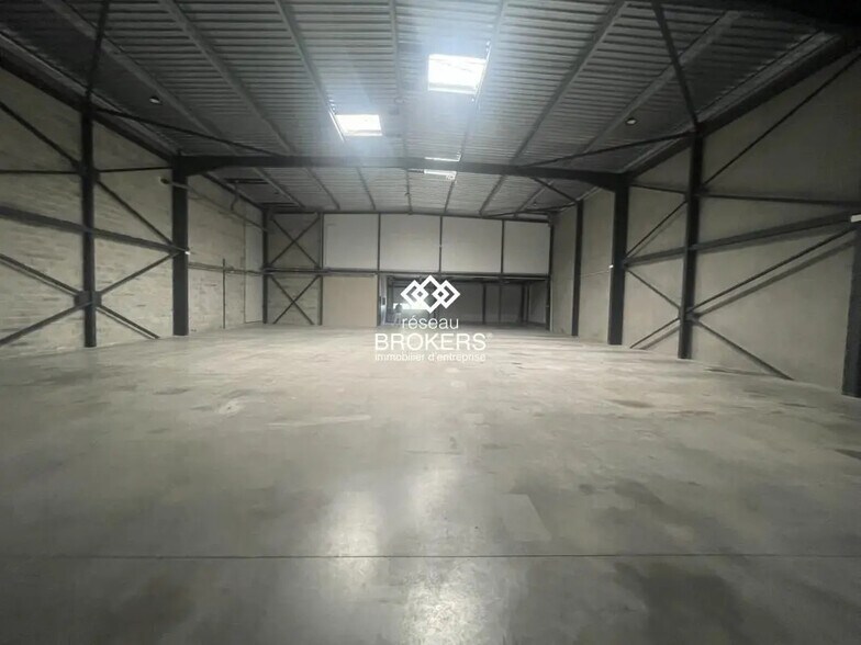 Industrial in Aix-en-Provence to rent - Interior Photo - Image 1 of 8