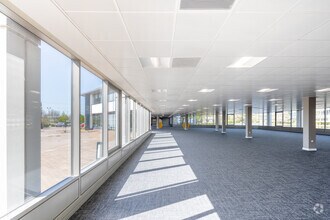 Waterside Dr, Reading to rent Interior Photo- Image 2 of 12