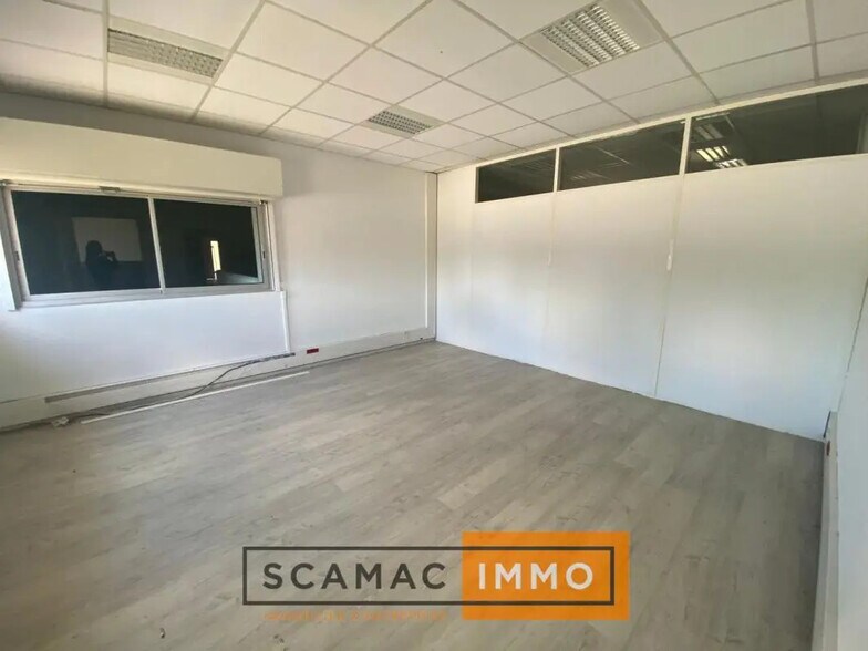 Industrial in LES MILLES to rent - Building Photo - Image 3 of 6