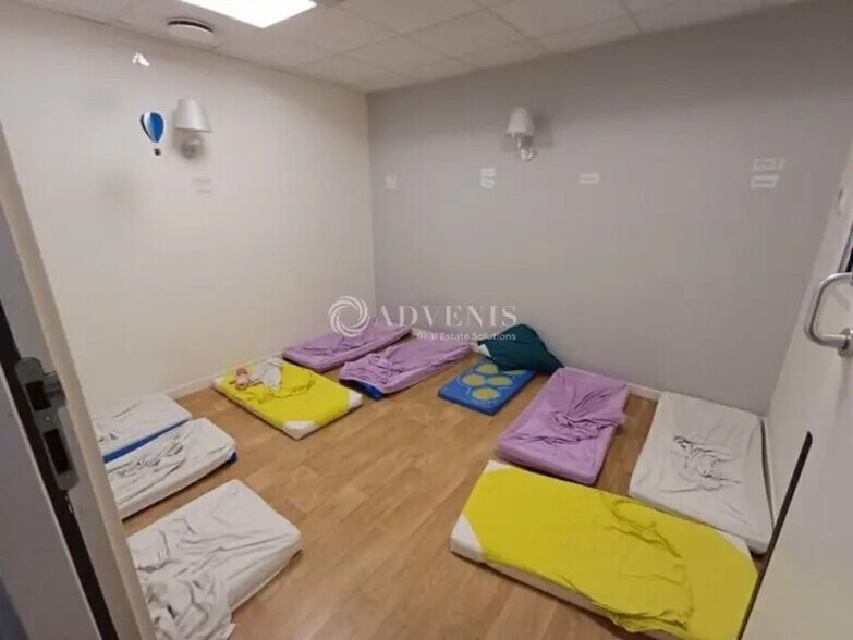 Retail in Vaulx-en-Velin to rent - Building Photo - Image 2 of 12