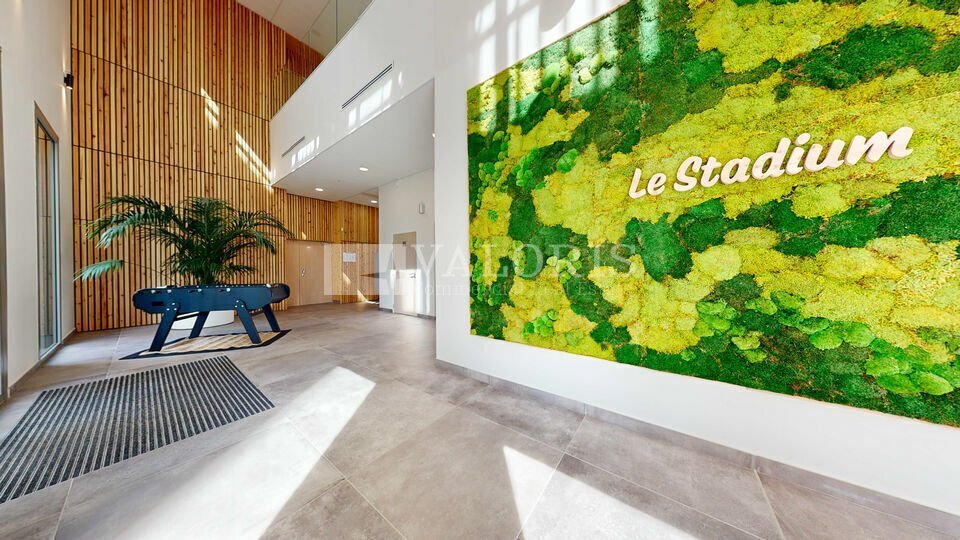 8 A Avenue Simone Veil, Décines-Charpieu to rent - Lobby - Image 1 of 14