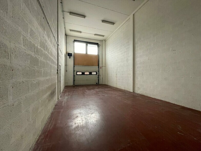 Light Industrial in Saint-Quentin-Fallavier to rent - Interior Photo - Image 1 of 11