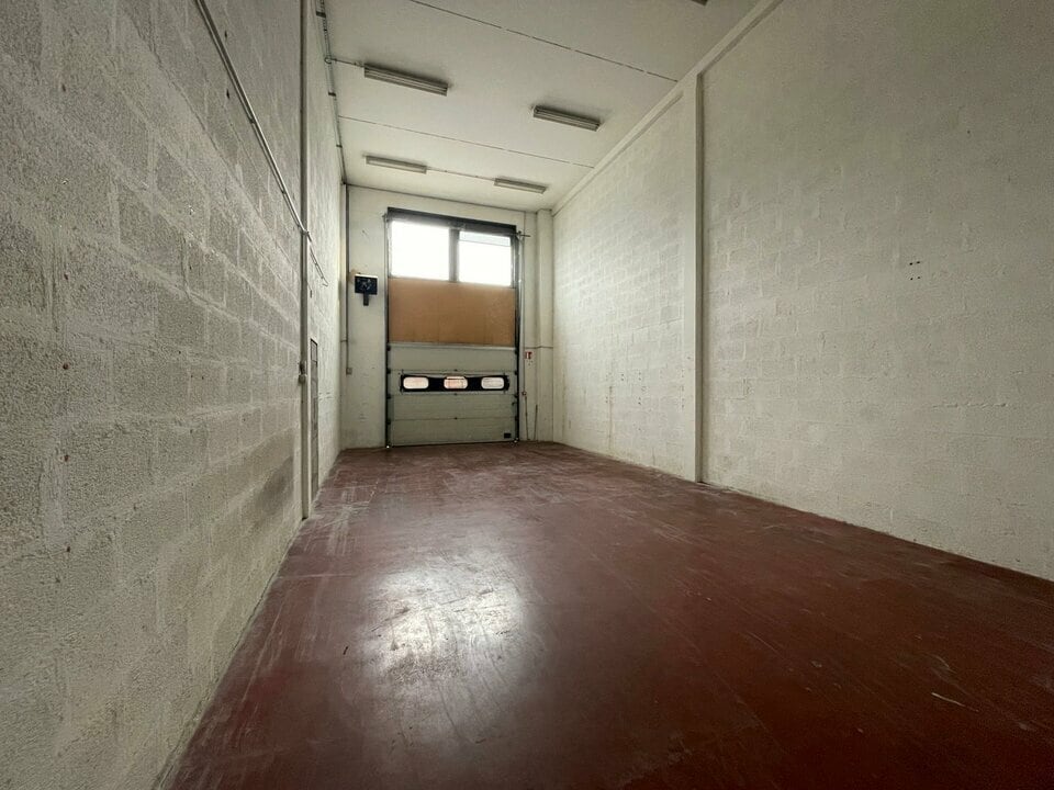 Light Industrial in Saint-Quentin-Fallavier to rent Interior Photo- Image 1 of 12