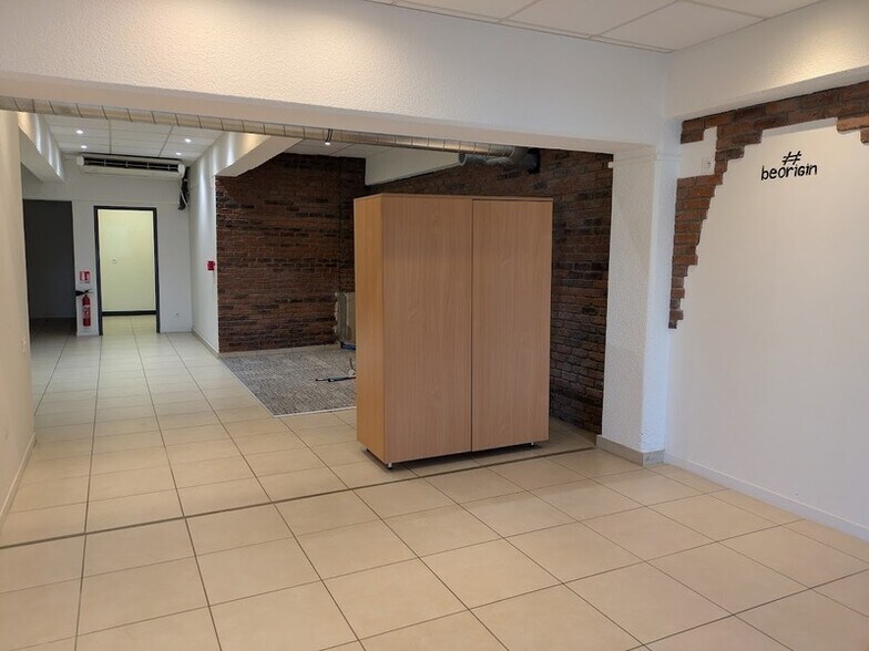 Retail in Bourgoin-Jallieu to rent - Building Photo - Image 2 of 14