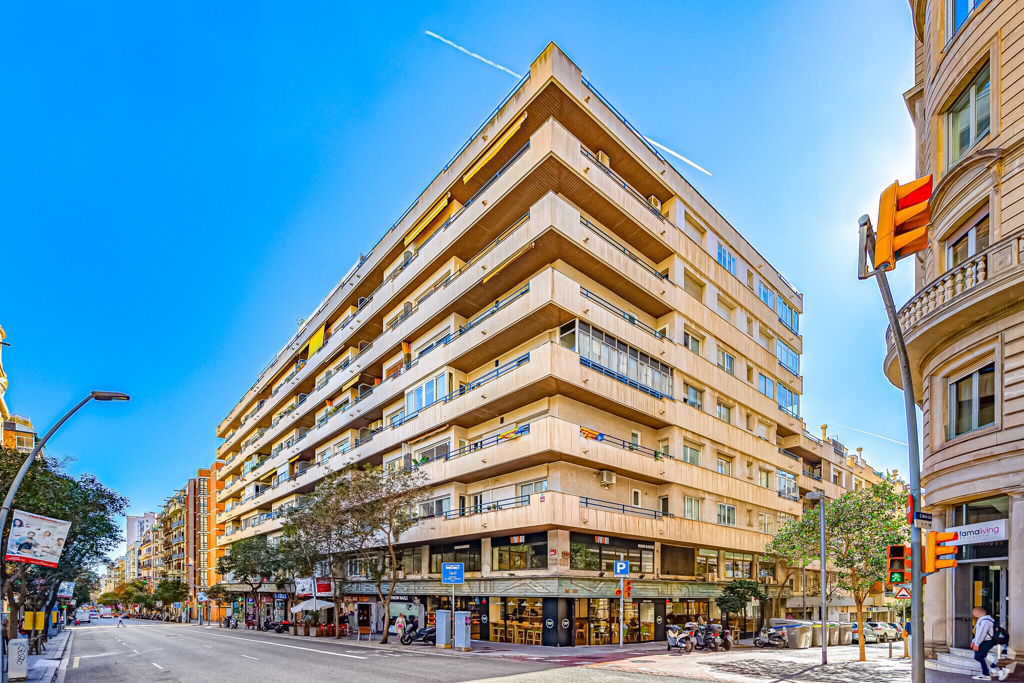 Retail in Barcelona, Barcelona to rent Primary Photo- Image 1 of 8