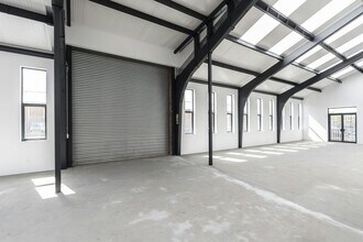 5 Elstree Way, Borehamwood to rent Interior Photo- Image 1 of 3