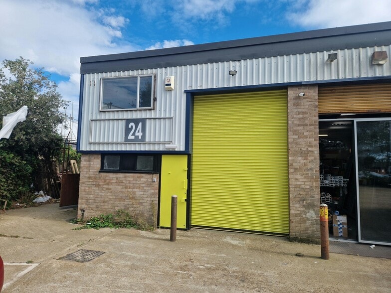 Limberline Spur, Portsmouth to rent - Building Photo - Image 2 of 7