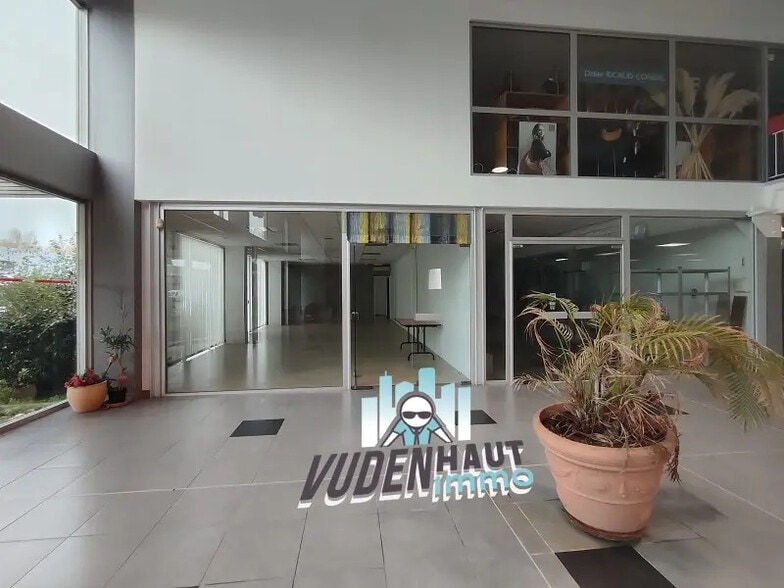 Retail in Toulouse to rent - Lobby - Image 1 of 17