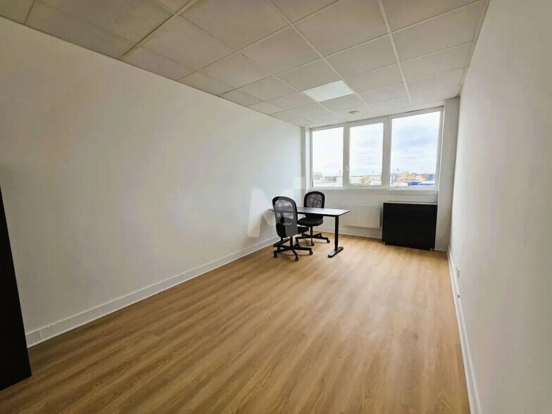Office in Moissy-Cramayel to rent - Interior Photo - Image 3 of 11