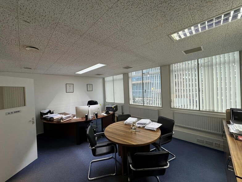 Mount Pleasant Rd, Barnet to rent - Interior Photo - Image 2 of 18