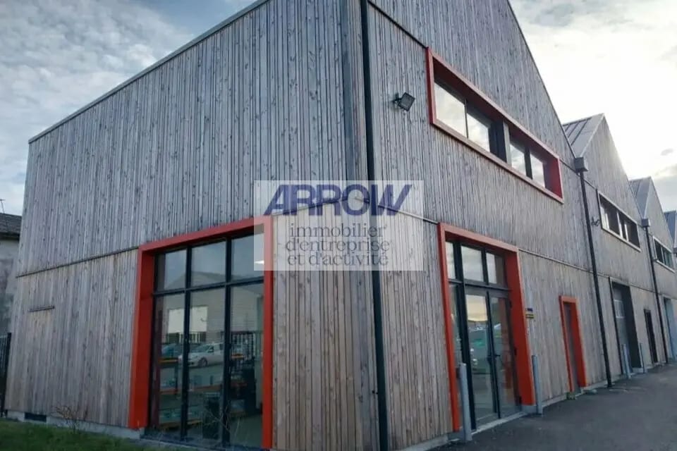 Location Local d'activités 360 m² - Photo 1