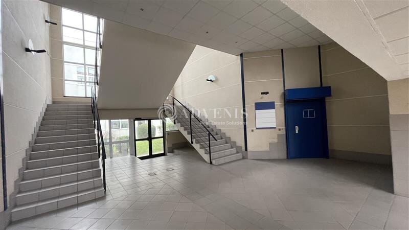 Office in Saint-Thibault-des-Vignes to rent - Lobby - Image 3 of 8