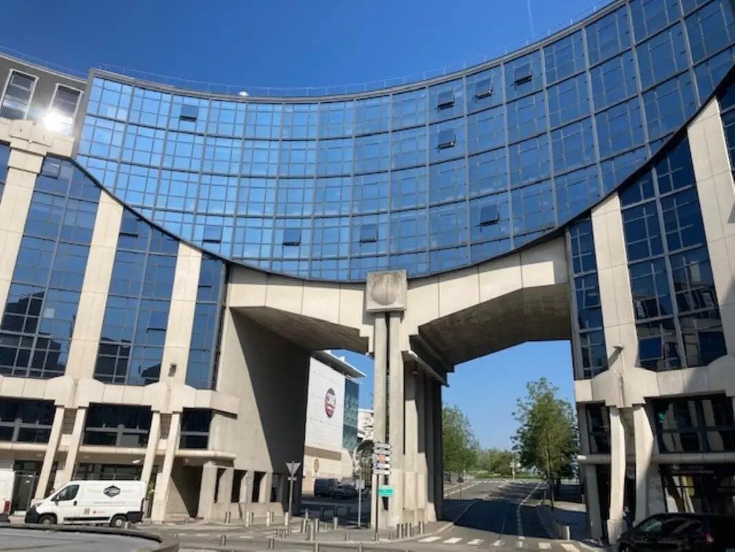 14-15 Place Georges Pompidou, Montigny-le-Bretonneux to rent Building Photo- Image 1 of 3