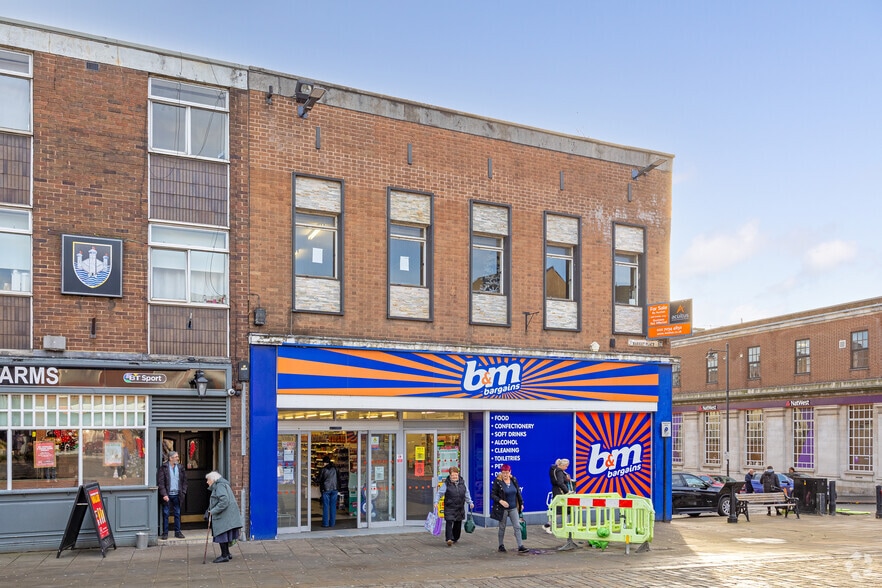 45 Market Pl, Pontefract for sale - Building Photo - Image 3 of 4