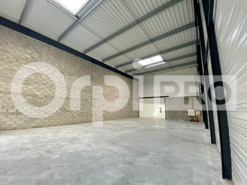 Light Industrial in Bondoufle for sale Building Photo- Image 1 of 5