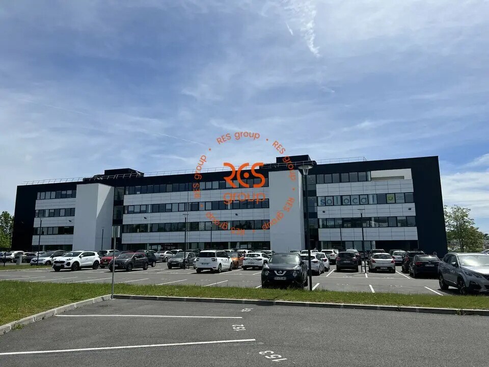 Office in Le Haillan to rent Building Photo- Image 1 of 10