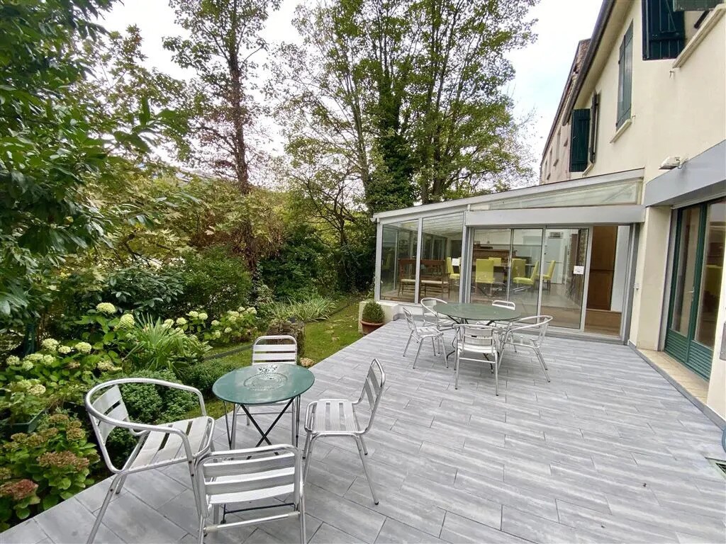 Office in Neuilly-sur-Seine to rent Building Photo- Image 1 of 10