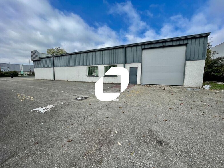 3 Rue Louis Saillant, Vaulx-en-Velin to rent - Building Photo - Image 2 of 17