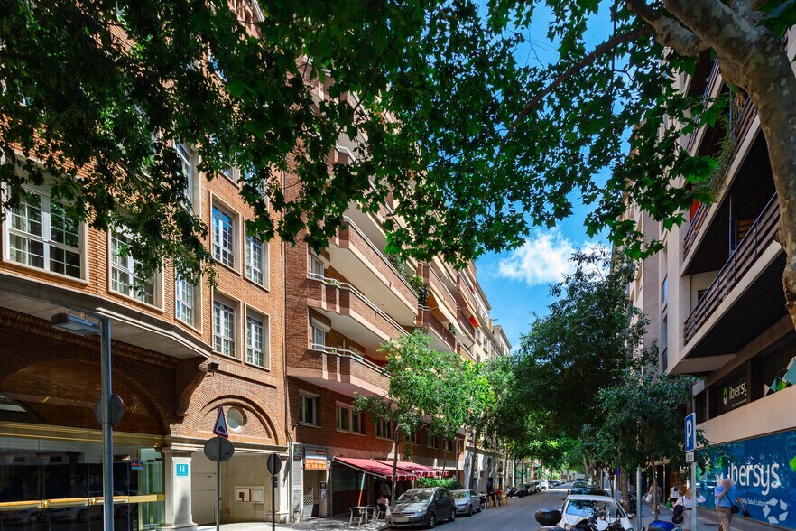 Retail in Barcelona, Barcelona to rent - Building Photo - Image 2 of 5