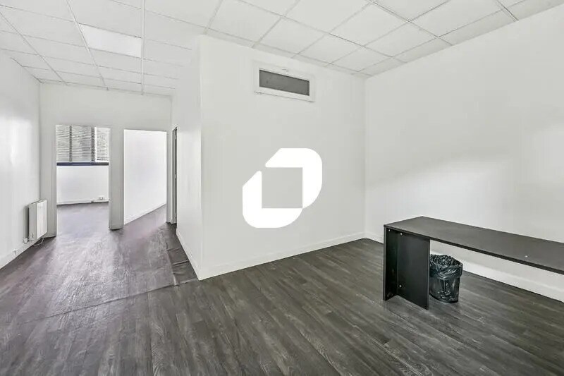 Office in Goussainville to rent Interior Photo- Image 1 of 13