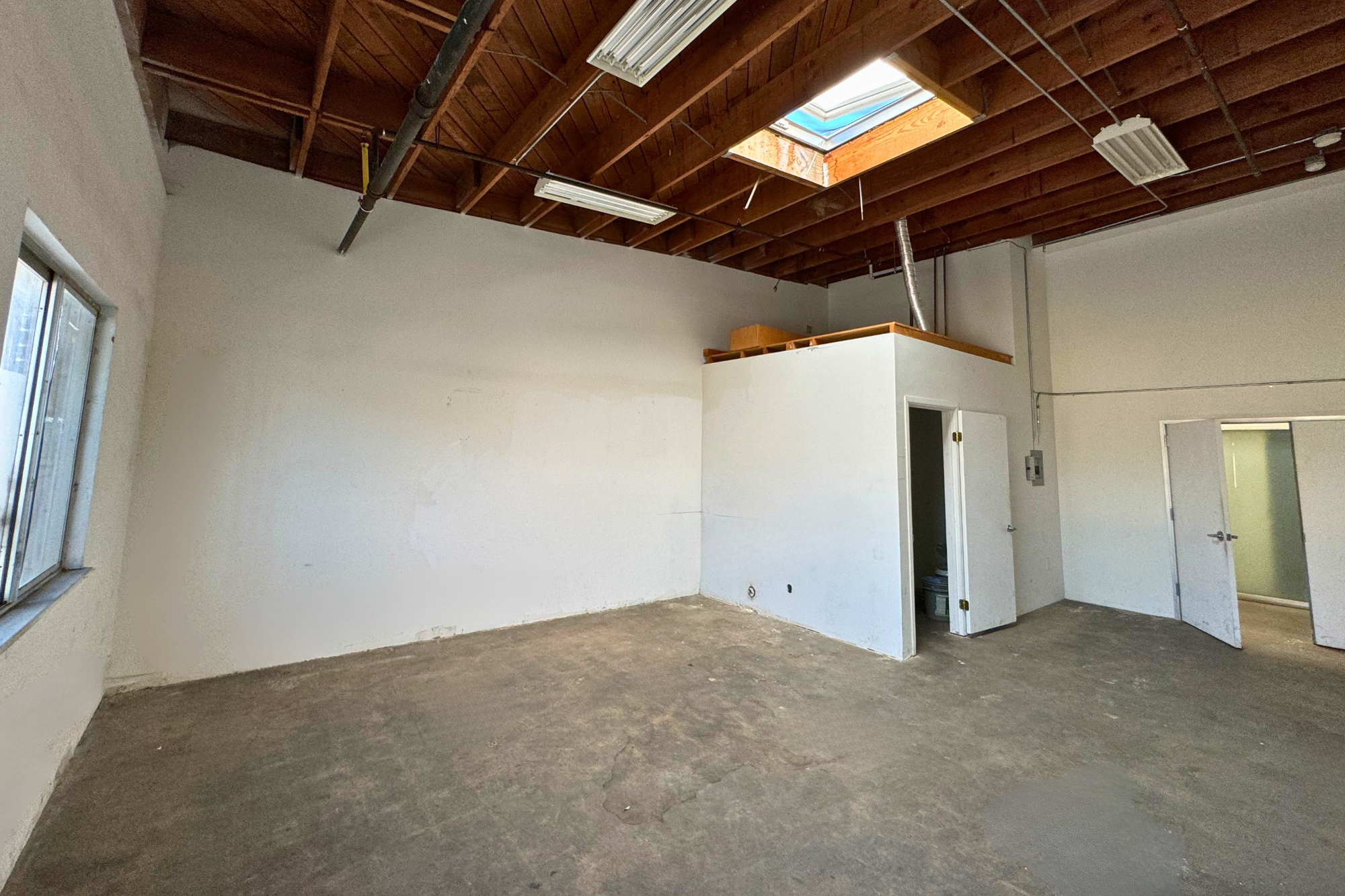 3221 S Hill St, Los Angeles, CA for rent Interior Photo- Image 1 of 2