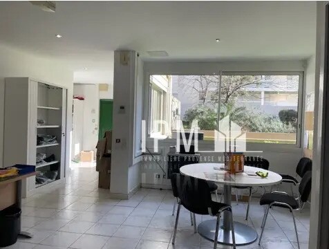 Retail in Marseille for sale Interior Photo- Image 1 of 6