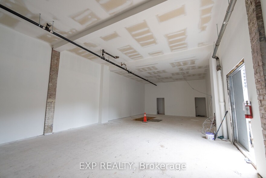 2878 Dundas St W, Toronto, ON for rent - Interior Photo - Image 3 of 21