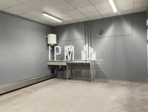 Retail in Marseille to rent Interior Photo- Image 2 of 5