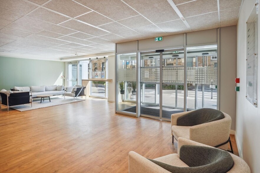 Office in Boulogne-Billancourt to rent - Lobby - Image 3 of 13