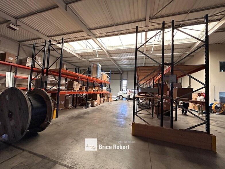 Light Industrial in Toussieu to rent - Interior Photo - Image 3 of 8