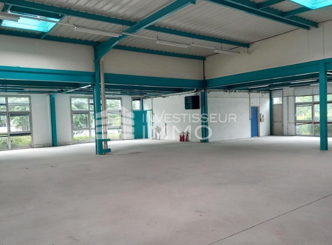 Light Industrial in Tremblay En France to rent Interior Photo- Image 1 of 11