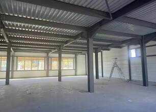 Light Industrial in Vaulx-en-Velin to rent Building Photo- Image 2 of 28