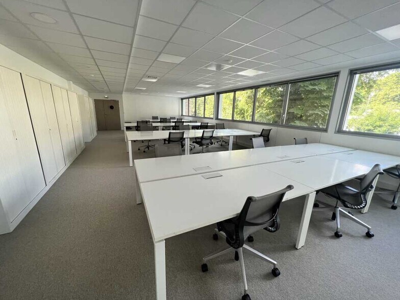 Office in Noisy-le-Grand to rent - Interior Photo - Image 3 of 11