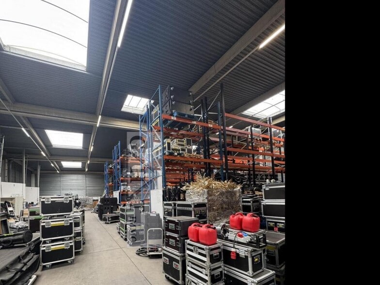 Industrial in Wissous to rent - Interior Photo - Image 2 of 4