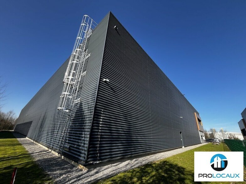 Light Industrial in Roissy-en-France to rent - Building Photo - Image 2 of 12