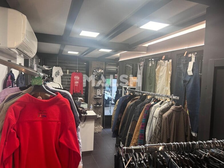 Retail in Lyon to rent - Interior Photo - Image 2 of 5