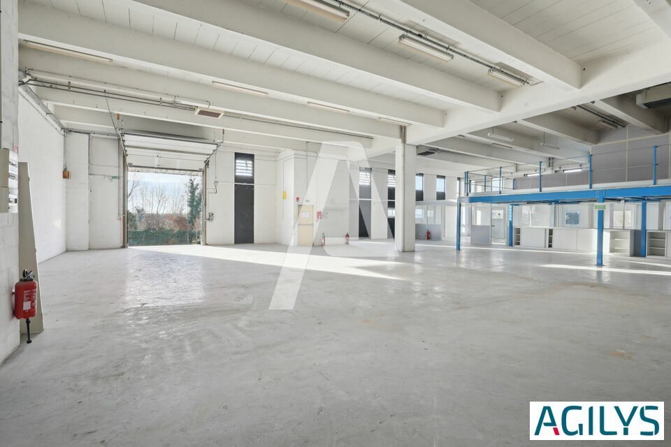 Light Industrial in Rungis to rent Interior Photo- Image 1 of 9