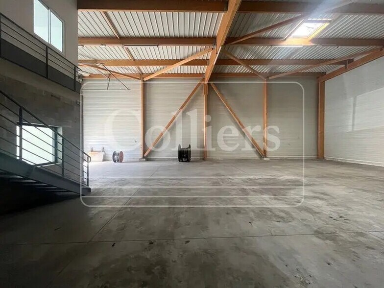 Office in Vitrolles to rent - Interior Photo - Image 2 of 7