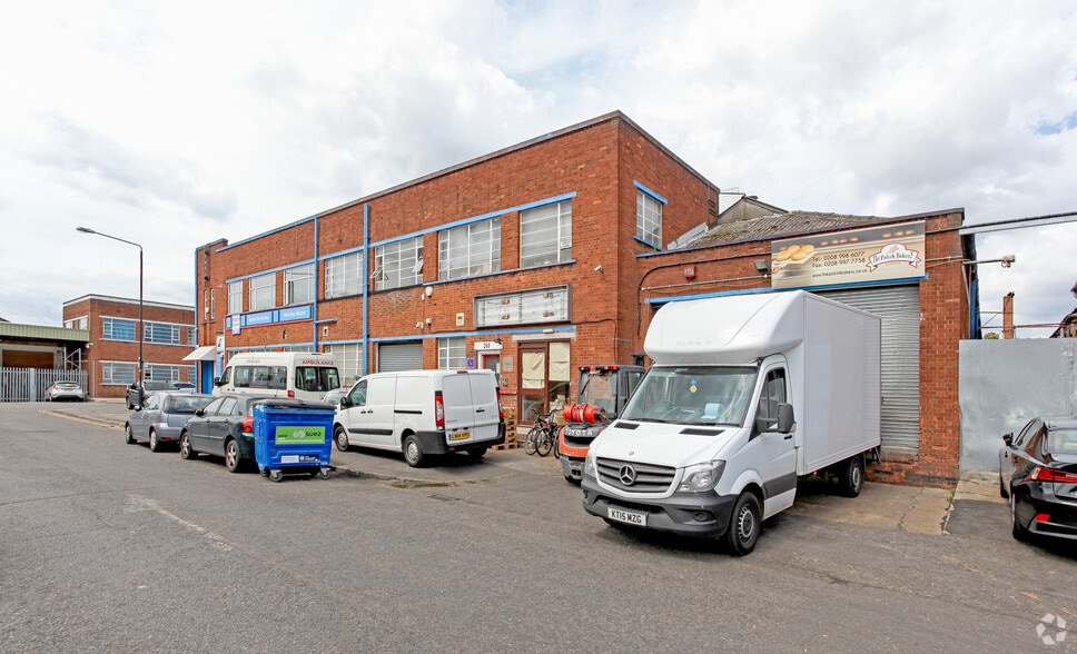 260 Abbeydale Rd, Wembley to rent - Building Photo - Image 2 of 3