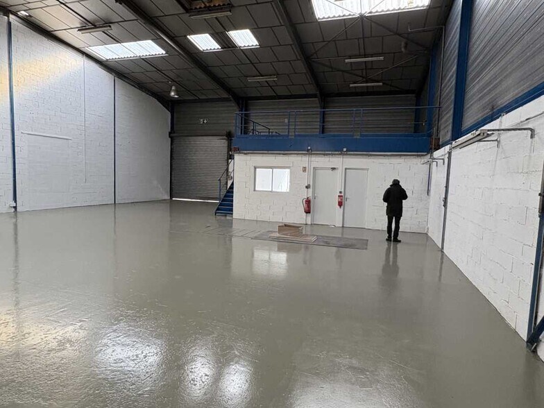 Light Industrial in Chassieu to rent - Interior Photo - Image 3 of 12